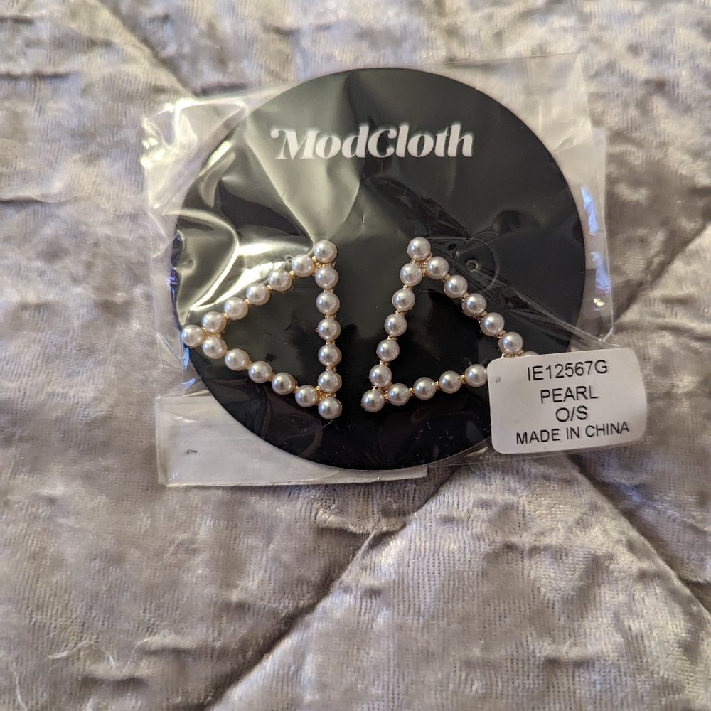 Mod Cloth Pearl Triangle Earrings